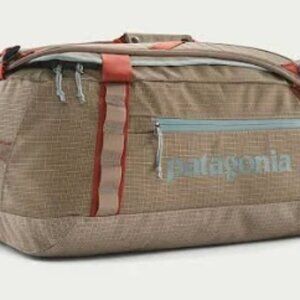 NWT!! Patagonia Black Hole Duffel Bag in Size 40L and Color: Seabird Grey